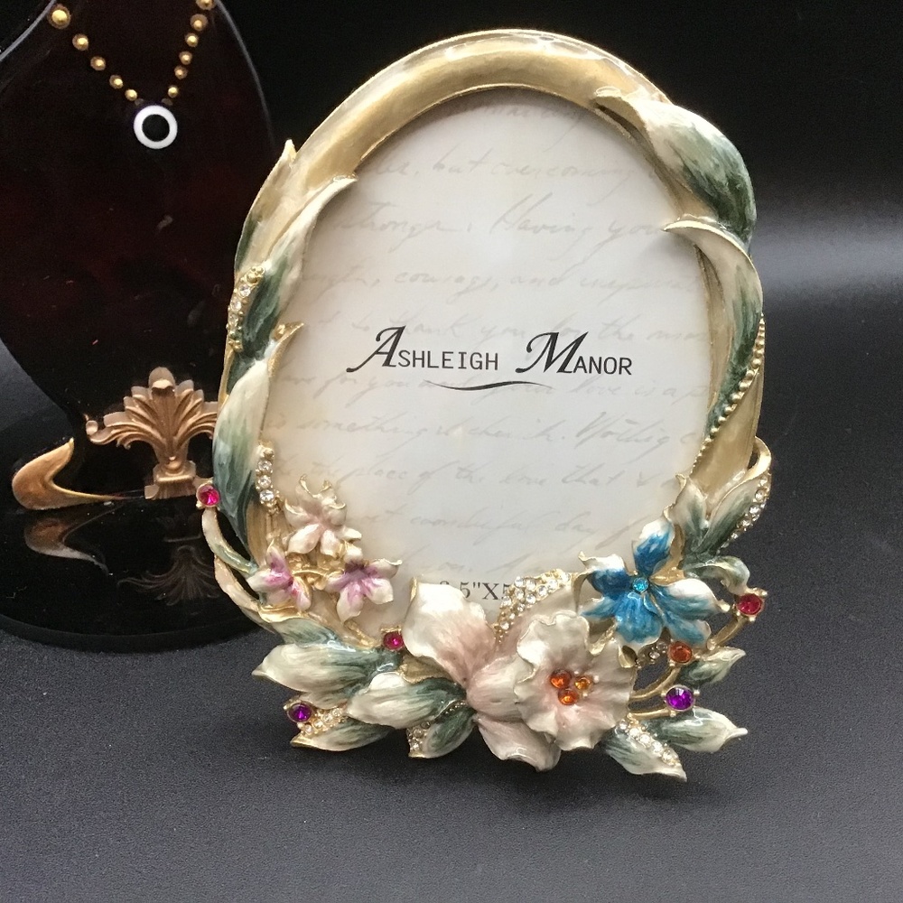 Ashleigh Manor enamelled flowers 3.5” x 5” Oval picture frame